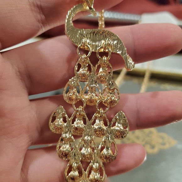 🦚Gorgeous Multi colored crystal peacock necklace - Picture 5 of 6